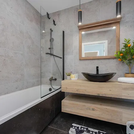 Exceptional In With Parking By Renters *